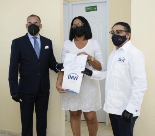 INVI y DNCD entregan apartamento a agente antinarcótico en proyecto Villa Progreso Nizao