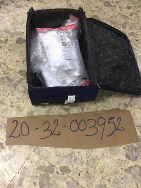 Apresan dominicana en el Aeropuerto cuando intentaba viajar a España con 8.18 kg de cocaína