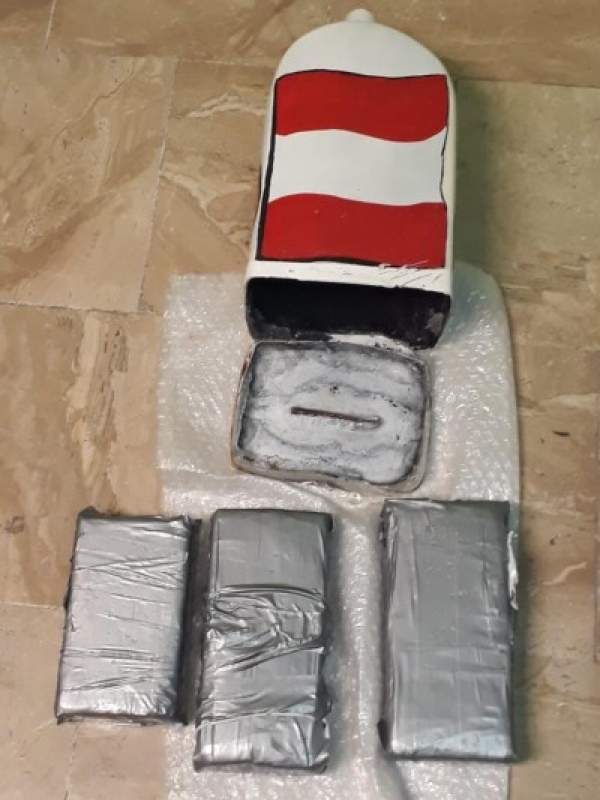 DNCD detiene extranjera en Punta Cana con tres paquetes de cocaína e figura de cerámica