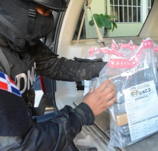DNCD ocupa 10 paquetes de cocaína y detiene a cuatro hombres en Santo Domingo Este