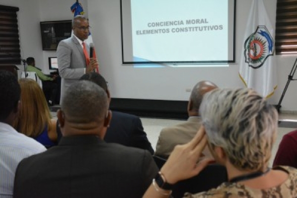 Comisión de Ética de la DNCD imparte charla sobre valores y conciencia moral