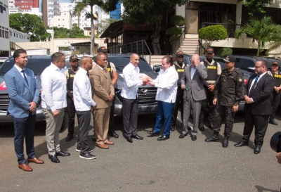 Gobierno dominicano entrega flotilla de vehículos y equipos a la DNCD como apoyo para lucha contra narcotráfico