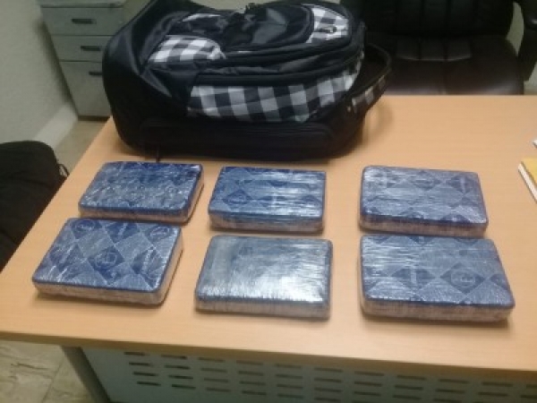 Ocupan seis paquetes de cocaína a extranjero en aeropuerto de Punta Cana
