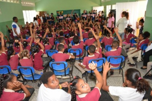 Mas de 400 estudiantes del municipio de Moca y Santiago reciben mochilas y útiles escolares.
