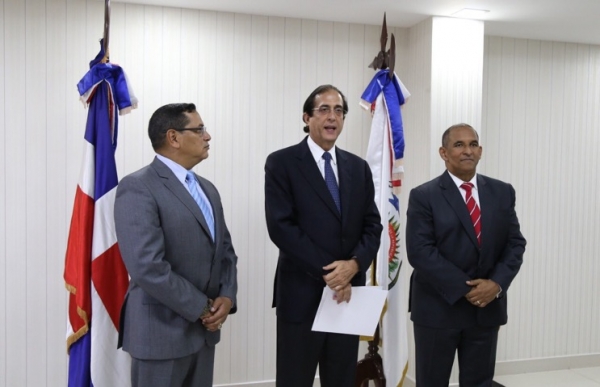 Ministro de la Presidencia, Gustavo Montalvo, posesiona al nuevo presidente de la DNCD