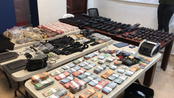 Ministerio Público y DNCD asestaron un golpe al tráfico de armas; ocupan armas de alto calibre más de 4 millones de pesos, 17 mil dólares y miles de municiones