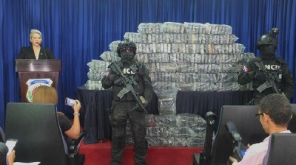 Agentes de la DNCD apresan a Dominicano con 390 paquetes de cocaína en Bonao