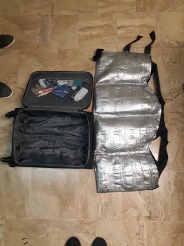 Colombiano detenido en aeropuerto de Punta Cana con chaleco forrado de cocaína
