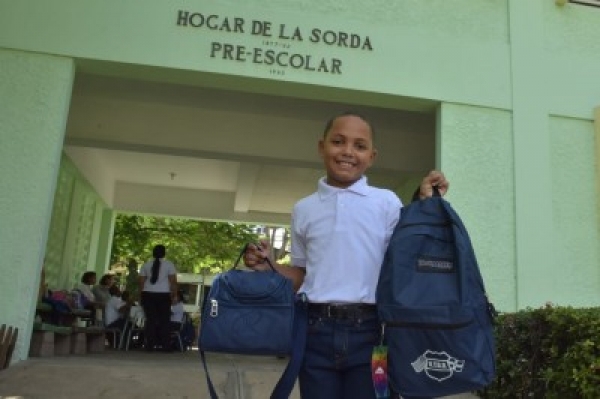 DNCD y Policías Dominicanos en New York continúan entregando mochilas y útiles escolares
